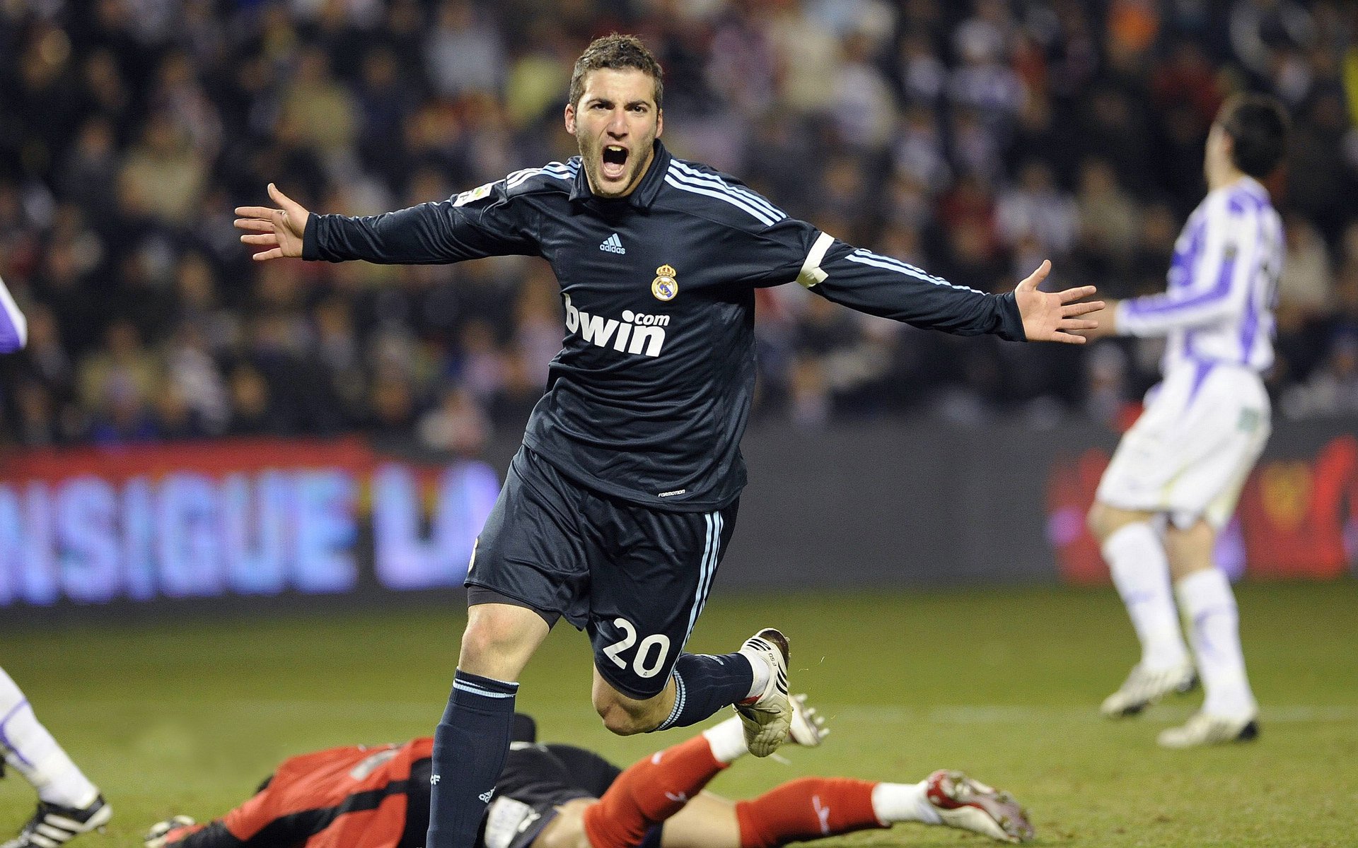 开云网页-德甲“冠军提前预演”：拜仁对多特，德国之巅高潮不断